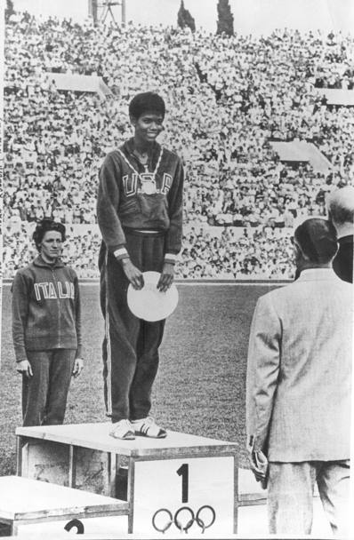 Wilma Rudolph medaglia d’oro, sul podio dopo aver fatto la doppietta nei  100